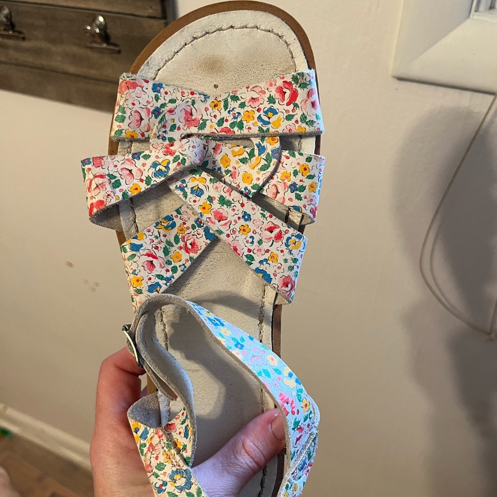 Saltwater girls sandals size 7 (big kid)